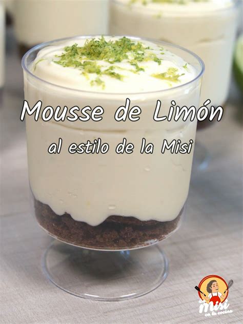 Mousse de naranja servida en copas individuales y decorada con ralladura