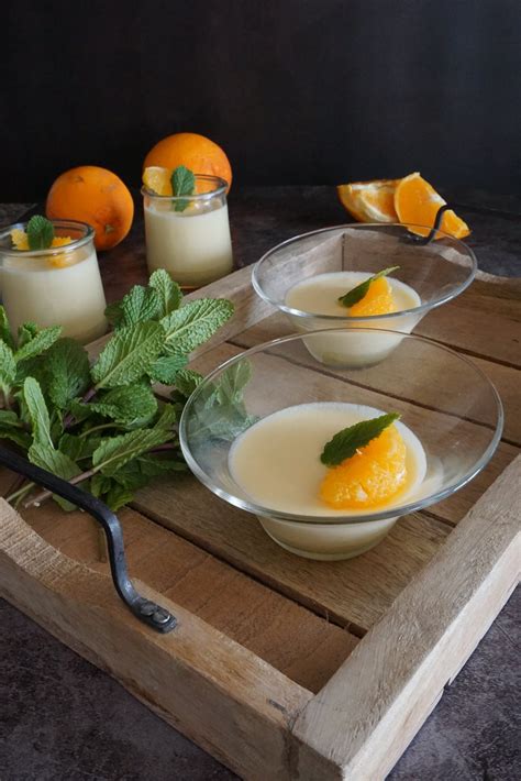 Mousse de naranja presentada en mitades de naranja con hojas de menta