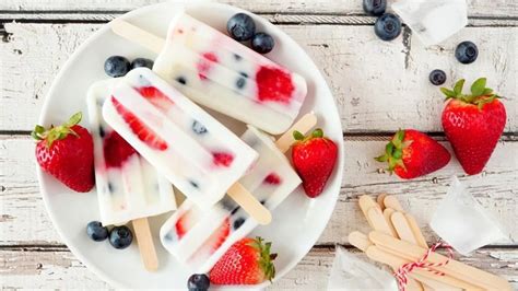 paletas de durazno, moras y yogur en capas