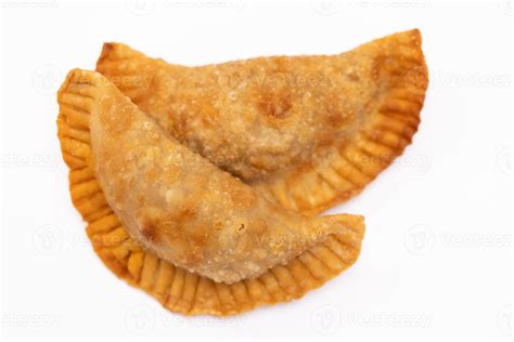 Empanadas chilenas horneadas sobre fondo blanco