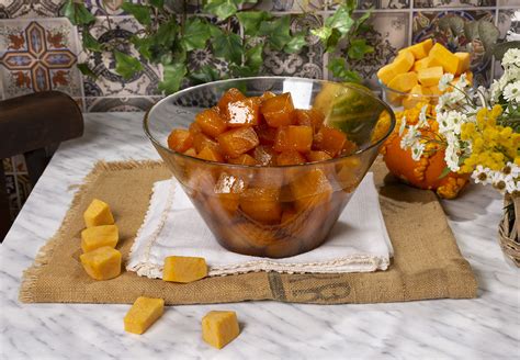 Fotografía detallada de dados de calabaza en almíbar conservados en frascos de vidrio