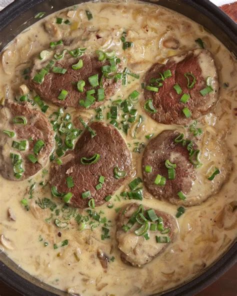 Muestra de paella abundante y lomo al verdeo bien presentado