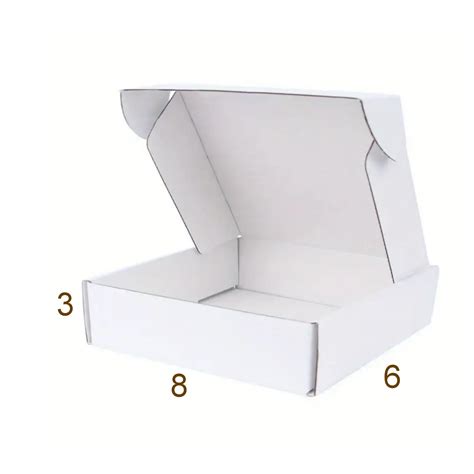 Fotografía detallada de una caja de cartón blanca de 30x30x10 cm conteniendo una torta decorada