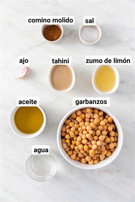 Ingredientes frescos para hacer hummus de garbanzo con palta