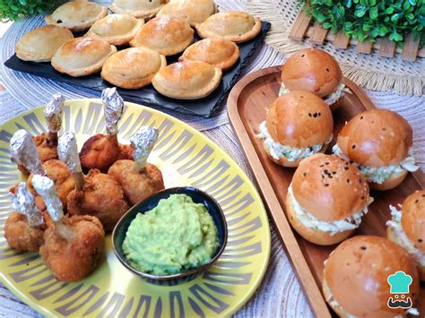 Foto: Presentación elegante de bocaditos de pollo con verduras y salsa