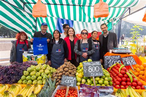 Esquema de un puesto de feria libre con ropa y alimentos