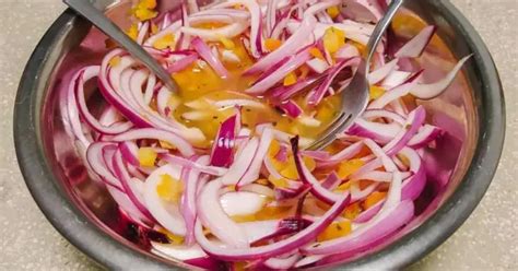 Infografía: Proceso de encurtido de cebolla morada con vinagre de manzana, desde la preparación hasta el almacenamiento en frío.