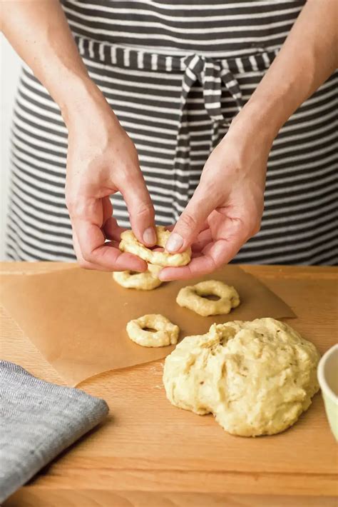 Manos formando rosquillas