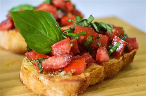 Imagen de bruschettas de jamón crudo con tomate y albahaca