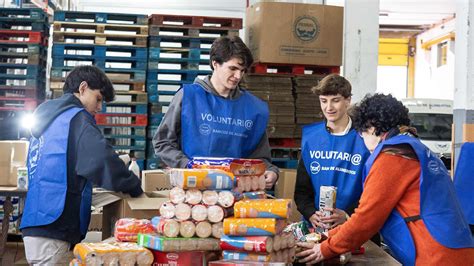 Voluntarios clasificando alimentos en un banco de alimentos.