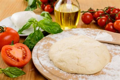 Esquema que muestra los ingredientes fundamentales de una pizza artesanal: harina, agua, levadura, sal, tomate y queso mozzarella.
