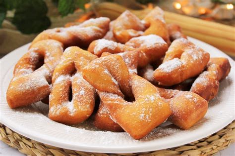 Ilustración de calzones rotos recién fritos y espolvoreados con azúcar flor