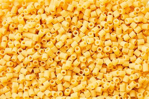 Foto de primer plano de pasta ditalini y alubias cannellini