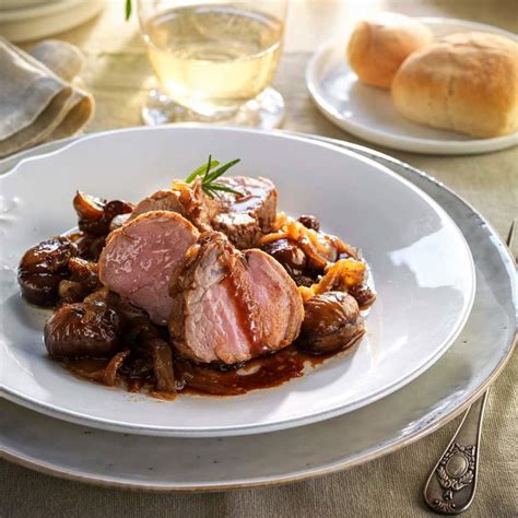 Solomillo de cerdo jugoso en un plato con salsa de vino tinto