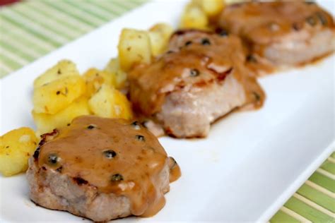 Solomillo de cerdo cortado en medallones con salsa brillante
