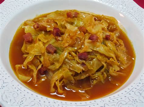 foto de un plato humeante de repollo guisado