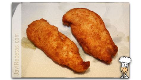 Detalle del empanado doble de un filete de pollo.