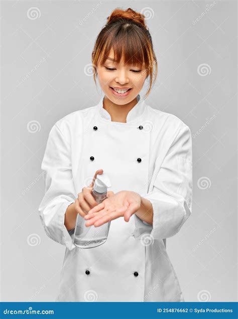 Chef aplicando gel obradores sobre frutas en un molde