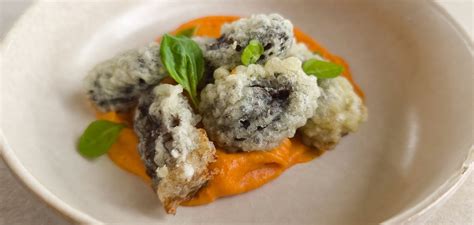 Plato de tempura de colmenillas rellenas de morcilla
