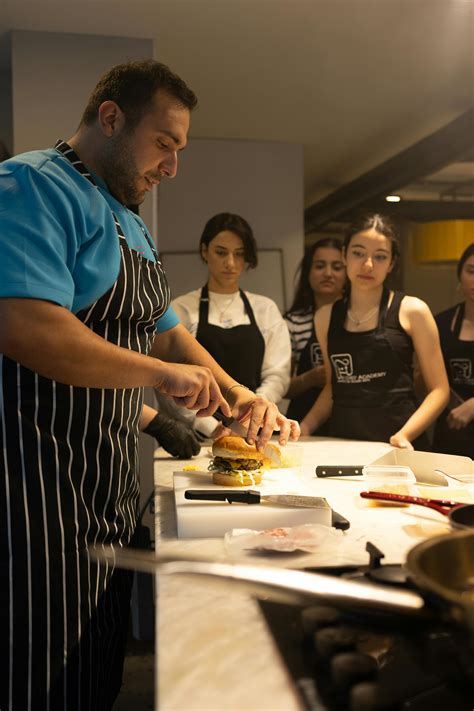 Foto de chefs chilenos en un evento de gastronomía o estudiantes de cocina de INACAP