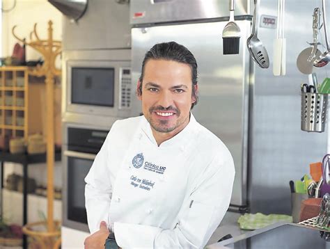 Chef Carlo von Mühlenbrock cocinando o en la entrada de uno de sus restaurantes
