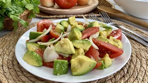plato de ensalada colorida con aguacate y pebre como aderezo
