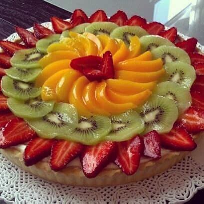 Foto de kuchen de kiwi y frutilla decorado con frutas frescas y brillo