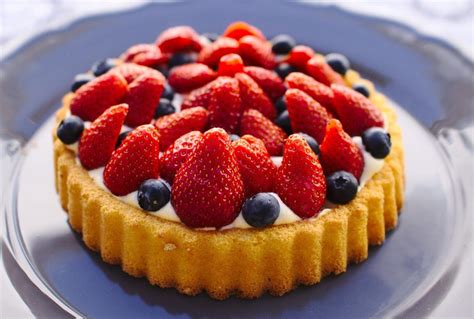 Primer plano de kuchen de kiwi y frutilla listo para servir