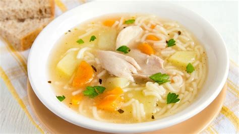 Infografía con los pasos para preparar una sopa de pollo reconfortante.