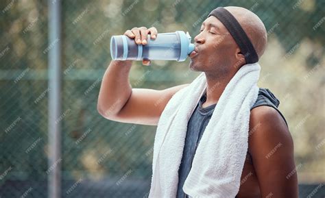 Atleta bebiendo leche con chocolate después de entrenar