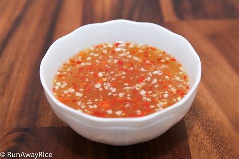 Foto de una botella de salsa nuoc mam de alta calidad, color ámbar