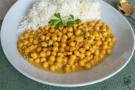 Curry de garbanzos servido sobre puré de patatas