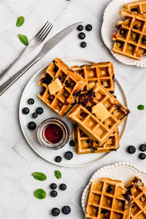 Arándanos añadidos a la masa de waffles