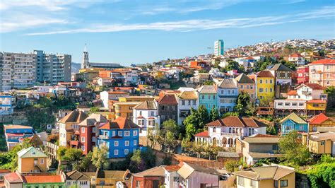 Vista panorámica de Valparaíso con sus coloridos cerros y el océano Pacífico