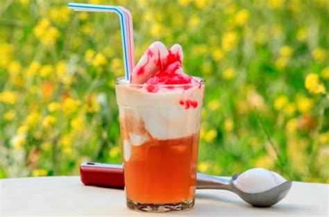 Ilustración de un vaso de trago terremoto con su característico color rojo y presencia de helado.