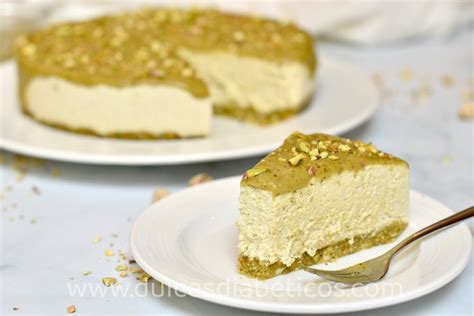 Variedad de postres con crema de pistacho: tiramisú, croissants, cheesecake, brownies marmolados.