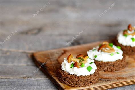 Primer plano de un canapé decorado con champiñones y ciboulette