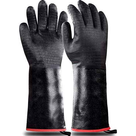 Persona usando guantes de parrilla resistentes al calor mientras manipula alimentos