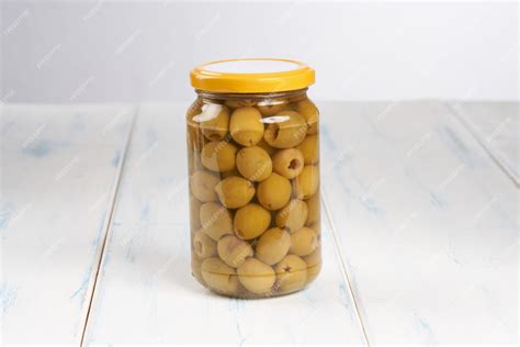 Aceitunas en frasco sumergidas en salmuera