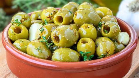 Variedad de aceitunas aliñadas en boles