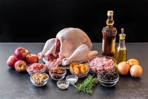 Ingredientes del relleno para arrollado de pavo listos para mezclar