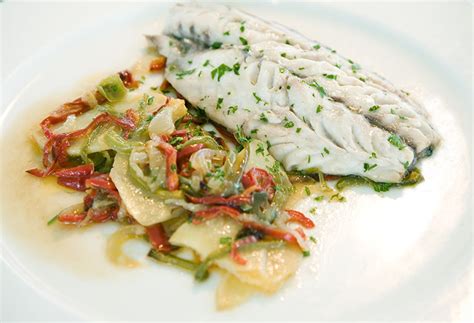 Plato de jurel al horno con verduras y arroz
