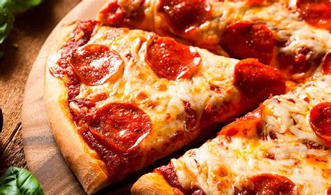 Foto de una pizza familiar con chorizo, jamón y queso recién horneada