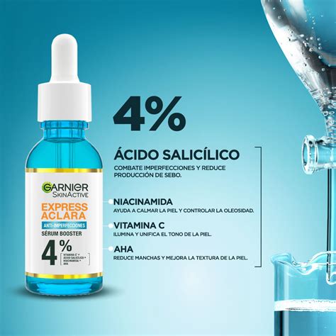 Gotas de sérum para barba en la palma de la mano