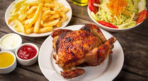 Ilustración de un plato de pollo a la brasa peruano con guarnición