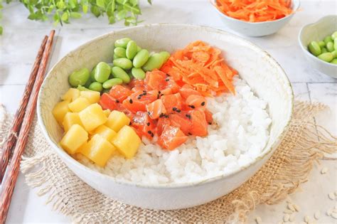 Composición de un poke bowl con arroz y los ingredientes del ceviche