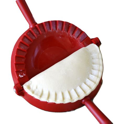 Fotografía detallada de un molde de plástico blanco para empanadas de 18 cm sobre una superficie de cocina limpia.