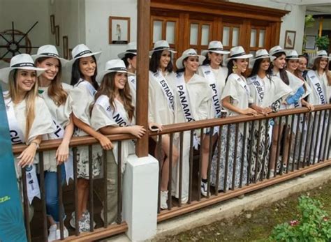 Fotografía de las candidatas al Reinado Internacional del Café en uno de los desfiles tradicionales.
