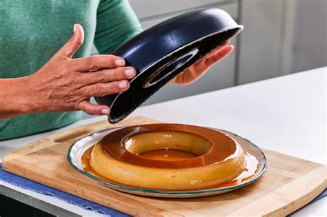 infografía detallando los pasos para desmoldar un flan
