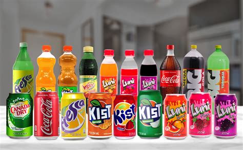Fotografía de surtido de bebidas gaseosas importadas y snacks de marca internacional